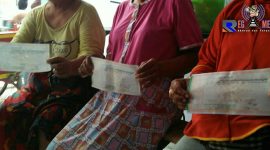 Beberapa penyewa kios di Terminal Trunojoyo Sampang menunjukkan kwitansi biasa yang diberikan pengelola terminal sebagai bukti pelunasan sewa kontrak kios. 