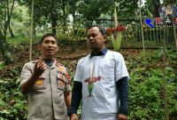 Wakapolresta Bogor (AKBP.  M.  Arsal Sahban)  saat menyaksikan momentum mekarnya bunga bangkai di kebun raya bogor. 