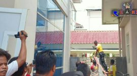 Tampak petugas kepolisian berusaha memadamkan api. 