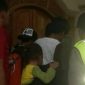 Terlihat warga mengerumuni jenazah usai dievakuasi.