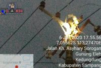 Terlihat percikan api di atas tiang listrik. 