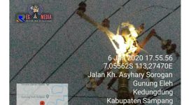 Terlihat percikan api di atas tiang listrik. 