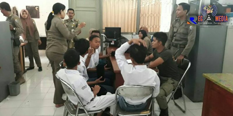Lima pelajar di Sampang saat berada di kantor Satpol PP.