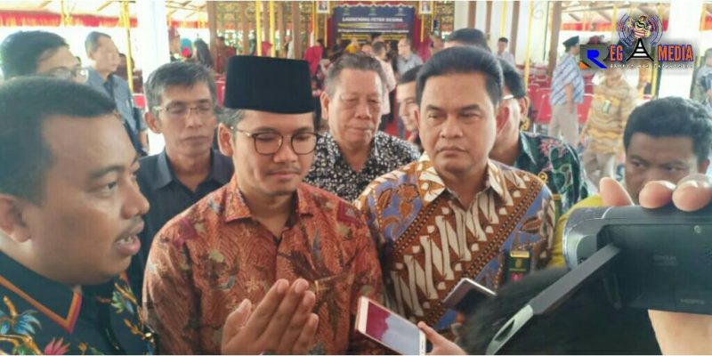 Ketua PN Jawa Timur,  Ketua PN Bangkalan dan Bupati Bangkalan saat diwawancara awak media. 