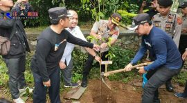 Kompak; Sinergitas Polri dan Pemerintah Kota Bogor saat melakukan penanaman pohon. 