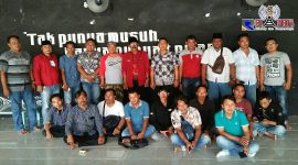 Dokumentasi: Jatim Corruption Watch (JCW) Sampang pose bersama dengan para awak media. 