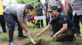 Kapolres Bangkalan (AKBP Rama Samtama Putra) saat melakukan penanaman pohon.