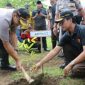 Kapolres Bangkalan (AKBP Rama Samtama Putra) saat melakukan penanaman pohon.