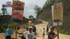 Beberapa panitia saat memasang rambu-rambu di rute yang akan dilewati. (foto; spesial)
