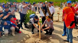 Wakapolda Gorontalo (Kombes Pol. Drs. Jaya Subrianto) saat menanam pohon mangrove.