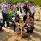 Wakapolda Gorontalo (Kombes Pol. Drs. Jaya Subrianto) saat menanam pohon mangrove.