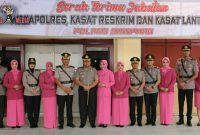 Kapolres Sampang (AKBP.  Didit Bambang Wibowo Saputra)  pose bersama dengan 6 perwira Polres Sampang yang lama dan yang baru, usai gelar serah terima jabatan.