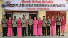 Kapolres Sampang (AKBP.  Didit Bambang Wibowo Saputra)  pose bersama dengan 6 perwira Polres Sampang yang lama dan yang baru, usai gelar serah terima jabatan.