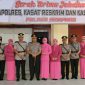 Kapolres Sampang (AKBP.  Didit Bambang Wibowo Saputra)  pose bersama dengan 6 perwira Polres Sampang yang lama dan yang baru, usai gelar serah terima jabatan.