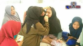 KKN Tematik Kelompok 60 UTM tengah mencoba hasil olahan beras menjadi masker sehat.