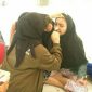 KKN Tematik Kelompok 60 UTM tengah mencoba hasil olahan beras menjadi masker sehat.