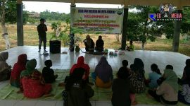 Mahasiswa Universitas Trunojoyo Madura (UTM) saat memberikan pelatihan kepada warga tentang pengolahan melinjo menjadi aneka rasa. 