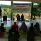 Mahasiswa Universitas Trunojoyo Madura (UTM) saat memberikan pelatihan kepada warga tentang pengolahan melinjo menjadi aneka rasa. 