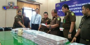 Kejari Sampang Kembalikan Rp 9,9 Miliar Hasil Sitaan Tipikor Tebu