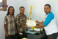 Kepala Desa Jrangoan (H.  Ali Mustofa) menerima tropy dan piagam dari Bupati Sampang untuk Desa Berseri tingkat Kabupaten Sampang tahun 2019