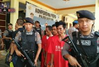 Polisi tengah menggelandang para pelaku curanmor ke sel tahanan Mapolres Sampang usai konferensi pers. 