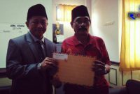 Sekwan DPRD Sampang (Anwar Abdullah) saat menerima surat kedua tentang permohonan audensi dari Ketua JCW Sampang (H. Moh.  Tohir). 