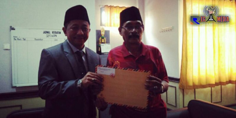 Sekwan DPRD Sampang (Anwar Abdullah) saat menerima surat kedua tentang permohonan audensi dari Ketua JCW Sampang (H. Moh.  Tohir). 