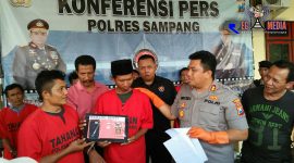 Kapolres Sampang (AKBP.  Didit Bambang Wibowo Saputro) mengintrogasi langsung kepada dua tersangka penyalahgunaan narkoba. 