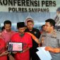 Kapolres Sampang (AKBP.  Didit Bambang Wibowo Saputro) mengintrogasi langsung kepada dua tersangka penyalahgunaan narkoba. 