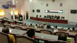 Saat berlangsungnya Paripurna DPRD Kabupaten Sampang dalam pengesahan Raperda Dana Cadangan Pilkada dan Susunan Oraganisasi Tata Kerja (SOTK). 