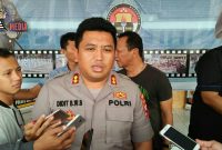 Kapolres Sampang (AKBP.  Didit Bambang Wibowo Saputro) saat diwawancara awak media. 