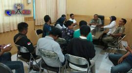 Lsm GPRS saat beraudensi di aula mini kantor Satpol PP Kab.  Sampang. 