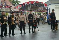 Pengamanan ketat,  tampak sejumlah personel dari kepolisian mengerahkan anjing pelacak didepan Pendopo Bupati Sampang. 
