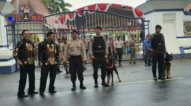 Pengamanan ketat,  tampak sejumlah personel dari kepolisian mengerahkan anjing pelacak didepan Pendopo Bupati Sampang. 