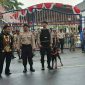 Pengamanan ketat,  tampak sejumlah personel dari kepolisian mengerahkan anjing pelacak didepan Pendopo Bupati Sampang. 