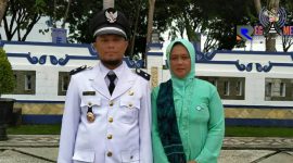 Kepala Desa Ketapang Timur (Mat Taryo) pose bersama istri usai dilantik di Pendopo Bupati Sampang. 
