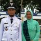 Kepala Desa Ketapang Timur (Mat Taryo) pose bersama istri usai dilantik di Pendopo Bupati Sampang. 