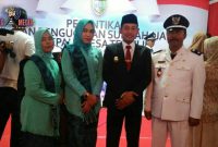 Kepala Desa Terrosan (BG A Slamet Riyadi)  beserta istri pose bersama dengan Wakil Bupati Sampang (H.  Abdullah Hidayat) beserta istri usai dilantik di Pendopo Bupati Sampang. 