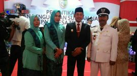 Kepala Desa Terrosan (BG A Slamet Riyadi)  beserta istri pose bersama dengan Wakil Bupati Sampang (H.  Abdullah Hidayat) beserta istri usai dilantik di Pendopo Bupati Sampang. 