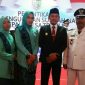 Kepala Desa Terrosan (BG A Slamet Riyadi)  beserta istri pose bersama dengan Wakil Bupati Sampang (H.  Abdullah Hidayat) beserta istri usai dilantik di Pendopo Bupati Sampang. 