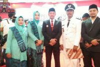 Kepala Desa Plakaran (H. Nur Hasan) beserta istri pose bersama dengan Wakil Bupati Sampang (H. Abdullah Hidayat) usai dilantik di Pendopo Trunojoyo Kabupaten Sampang. 