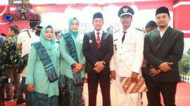 Kepala Desa Plakaran (H. Nur Hasan) beserta istri pose bersama dengan Wakil Bupati Sampang (H. Abdullah Hidayat) usai dilantik di Pendopo Trunojoyo Kabupaten Sampang. 