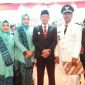 Kepala Desa Plakaran (H. Nur Hasan) beserta istri pose bersama dengan Wakil Bupati Sampang (H. Abdullah Hidayat) usai dilantik di Pendopo Trunojoyo Kabupaten Sampang. 