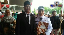 Kepala Desa Batukarang (Hj. Siti Wahyuni)  beserta suami usai dilantik di Pendopo Bupati Sampang.