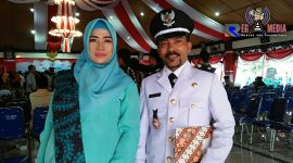 Kepala Desa Karang Anyar (Achmad Sabra'e)  beserta istri usai dilantik di Pendopo Trunojoyo Kabupaten Sampang. 