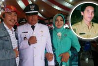Faisol Kepala Desa Margantoko (pojok kanan atas).  Pose bersama Kepala Desa Bancelok yang baru (M.  Taufiqurrahman)  dengan istri usai dilantik di Pendopo Trunojoyo Sampang. 