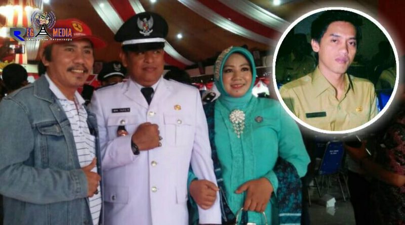 Faisol Kepala Desa Margantoko (pojok kanan atas).  Pose bersama Kepala Desa Bancelok yang baru (M.  Taufiqurrahman)  dengan istri usai dilantik di Pendopo Trunojoyo Sampang. 