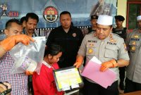Kapolres Sampang (AKBP.  Didit Bambang Wibowo Saputro)  mengintrogasi langsung tersangka SY saat konferensi pers. 