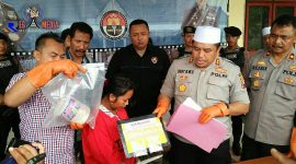 Kapolres Sampang (AKBP.  Didit Bambang Wibowo Saputro)  mengintrogasi langsung tersangka SY saat konferensi pers. 