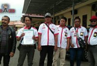 L-KPK DPC Sampang menunjukkan bukti pengaduan dari orang tua korban (kasus dugaan pencabulan dan persetubuhan anak dibawah umur),  dihalaman Mapolres Sampang. 